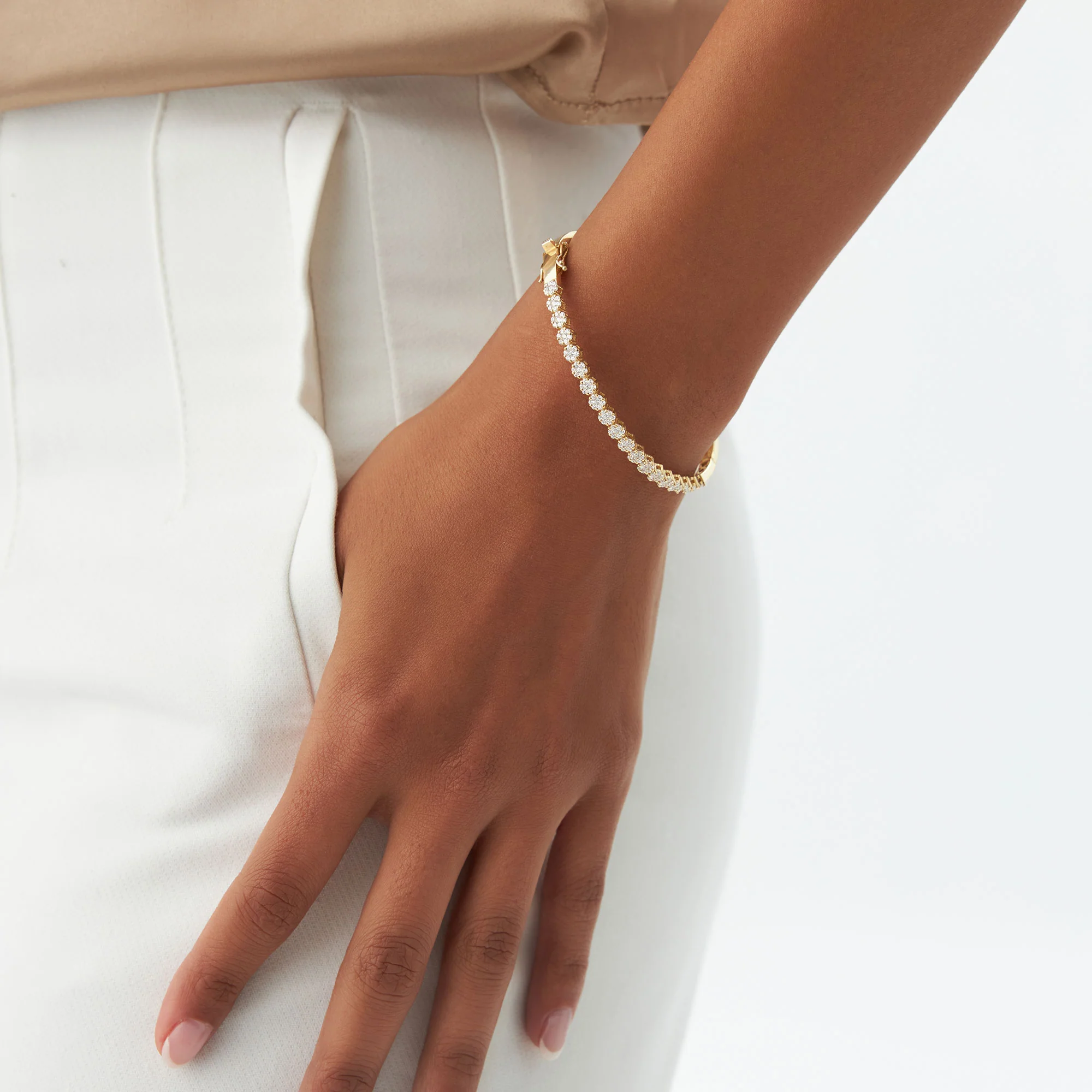 14k 1.15ctw Luxurious Cluster Diamond Bangle - Image 3