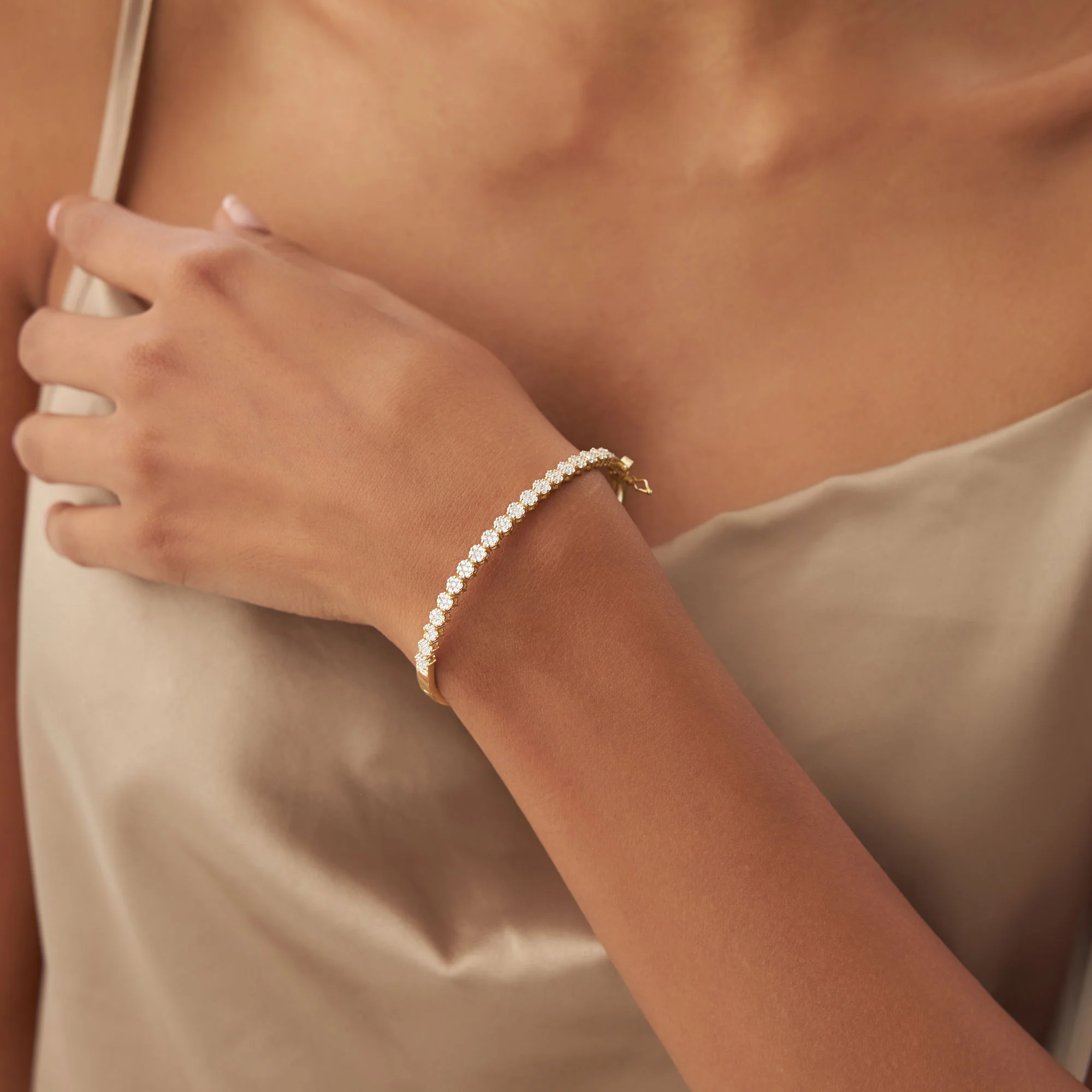14k 1.15ctw Luxurious Cluster Diamond Bangle - Image 4