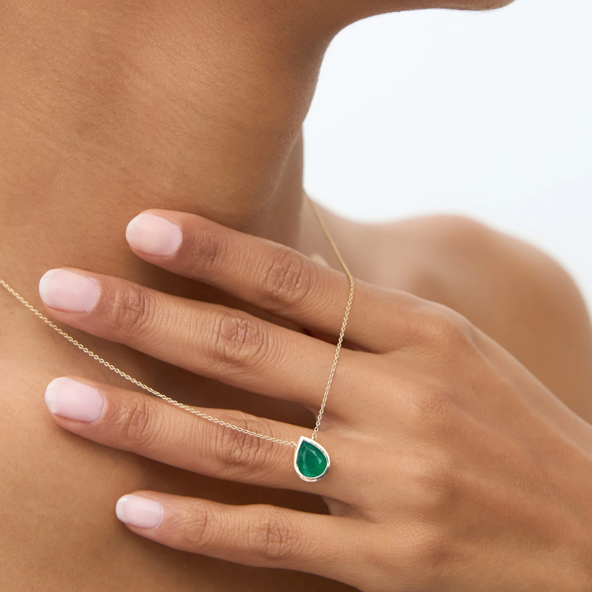14k 1.50-2.50 ctw Pear Shape Bezel Setting Emerald Necklace - Image 2