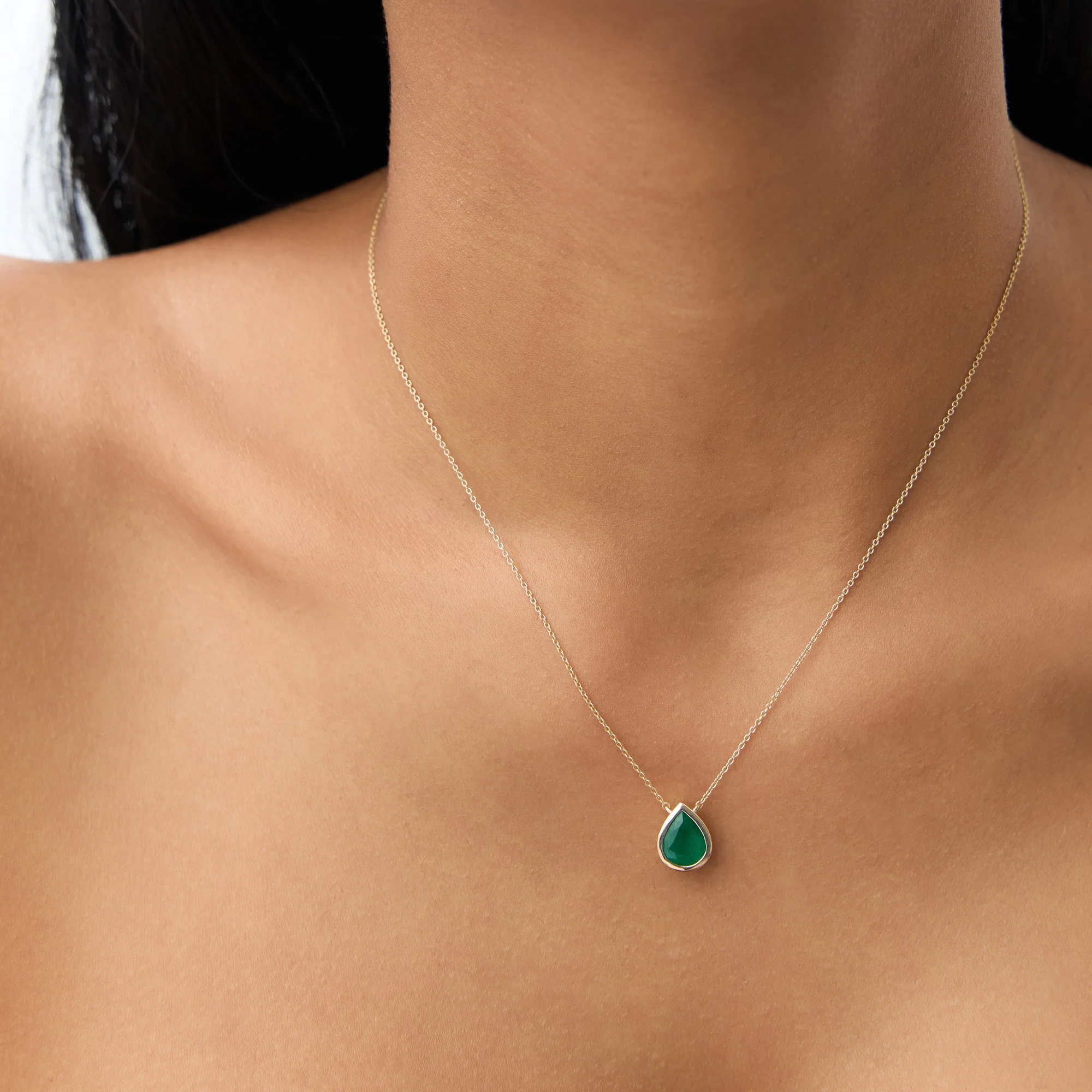 14k 1.50-2.50 ctw Pear Shape Bezel Setting Emerald Necklace - Image 3