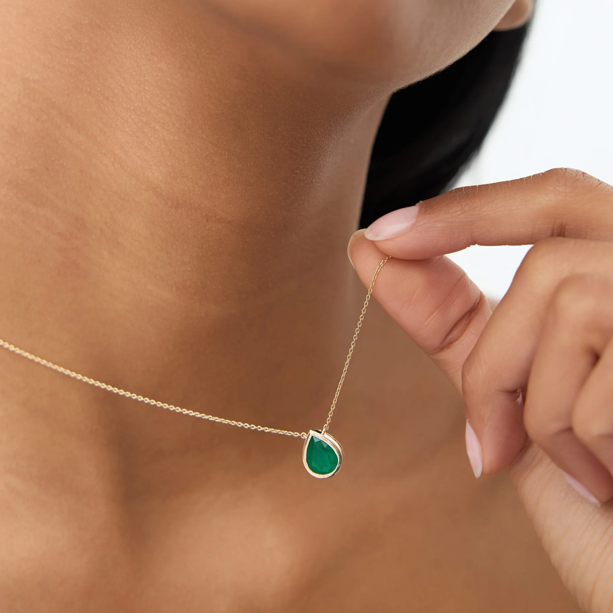 14k 1.50-2.50 ctw Pear Shape Bezel Setting Emerald Necklace - Image 4