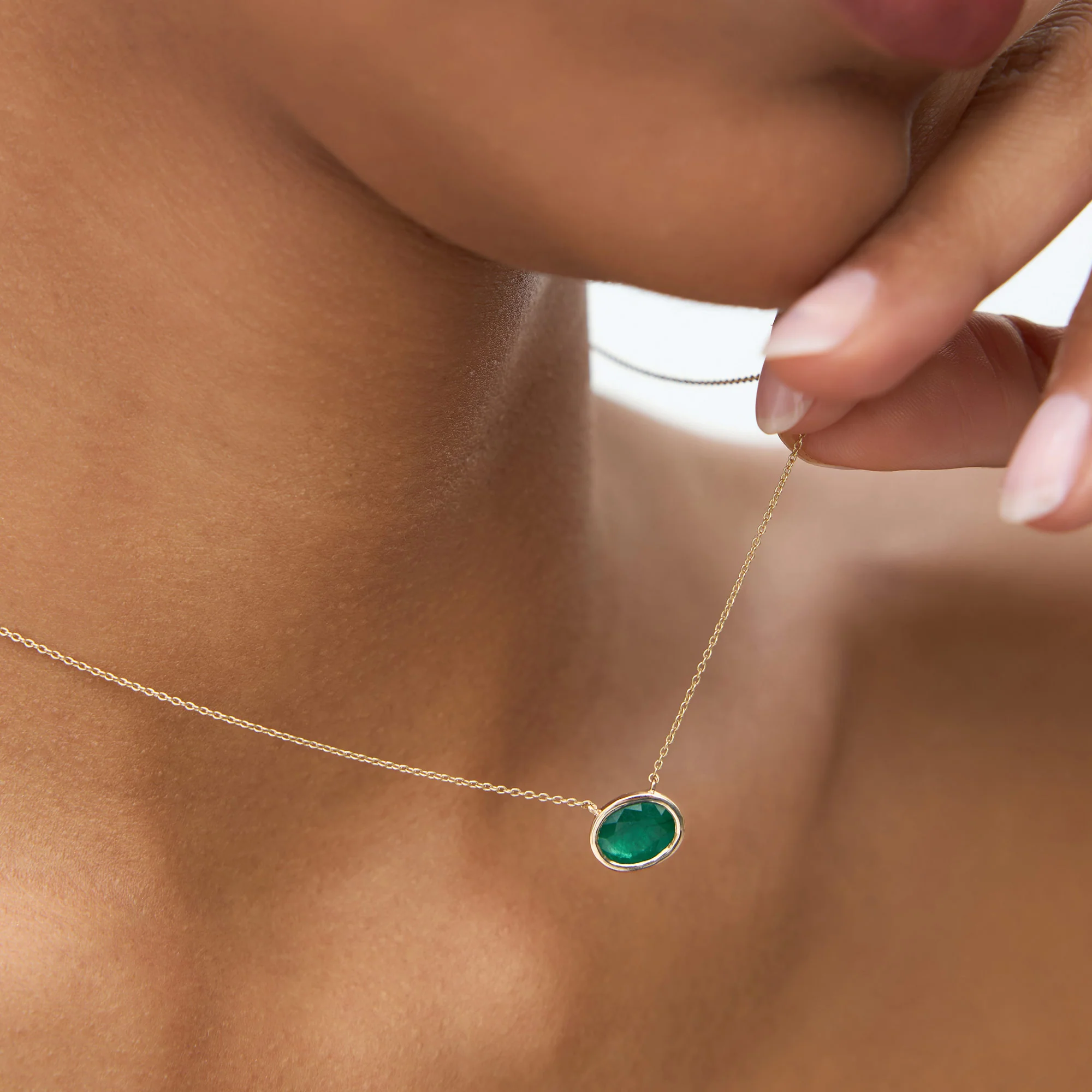 14k 1.55 - 2.20 Ctw Oval Shaped Bezel Setting Emerald Necklace - Image 2