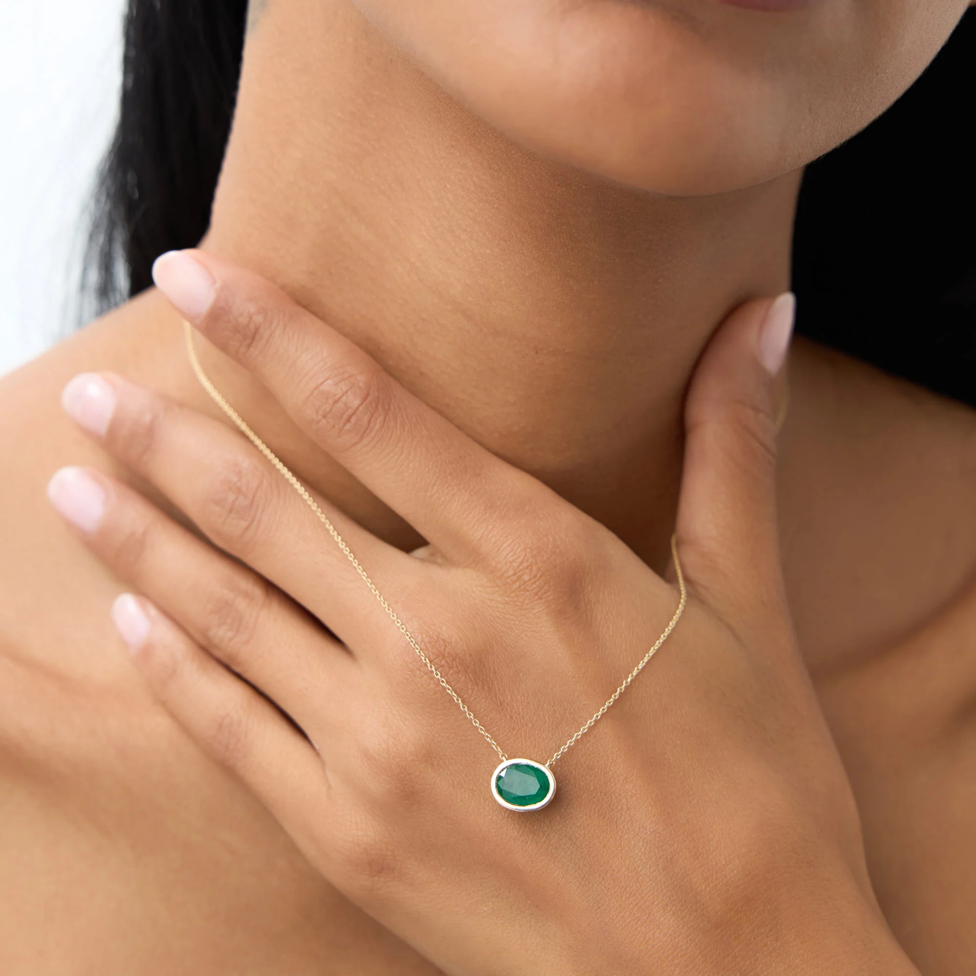 14k 1.55 - 2.20 Ctw Oval Shaped Bezel Setting Emerald Necklace - Image 4