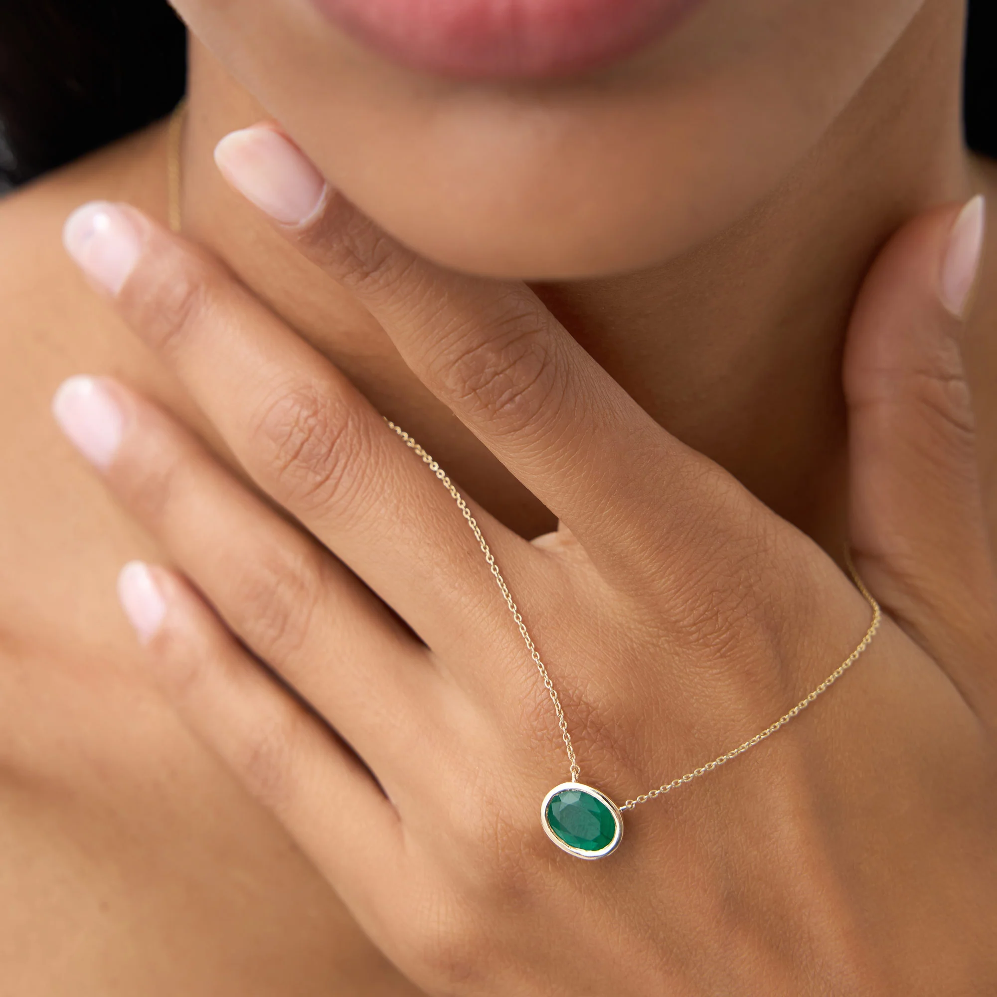 14k 1.55 - 2.20 Ctw Oval Shaped Bezel Setting Emerald Necklace - Image 5