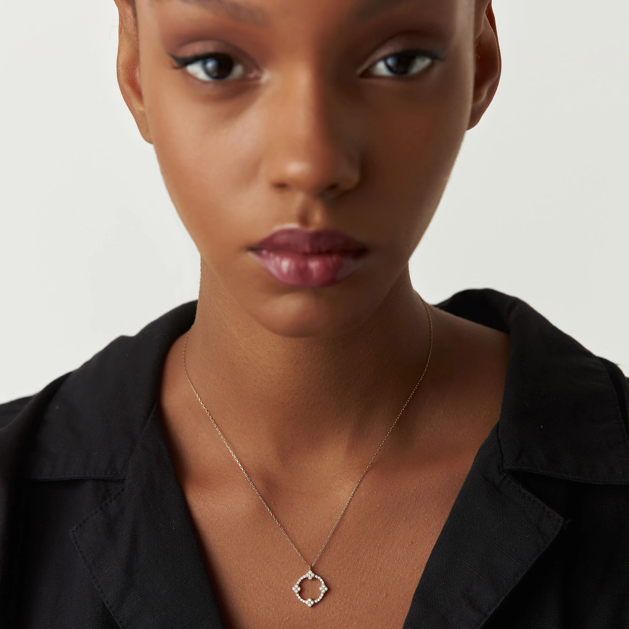 14k All Diamond Clover Circle Necklace - Image 4