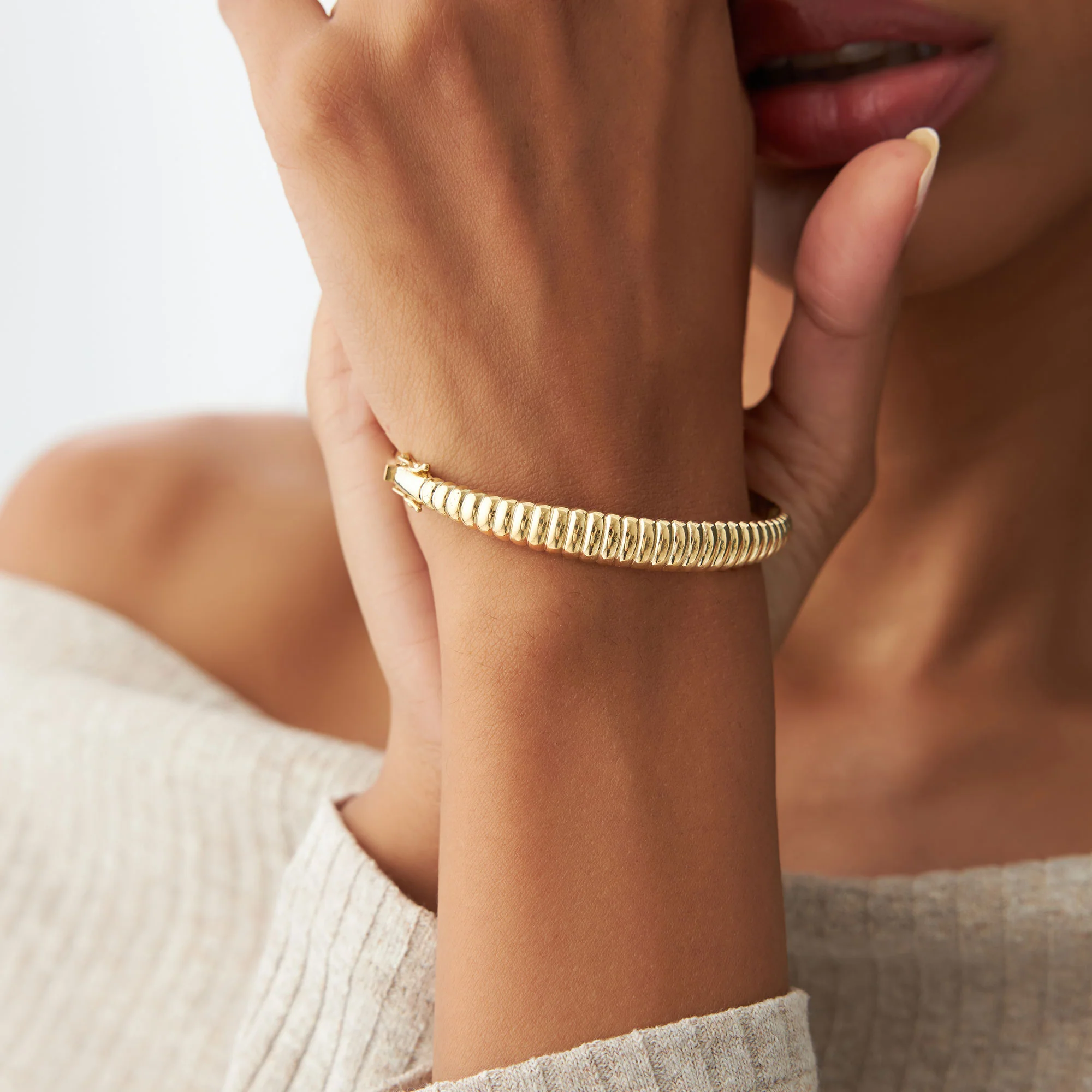 14k Chunky Ribbed Gold Bangle Bracelet - Image 2