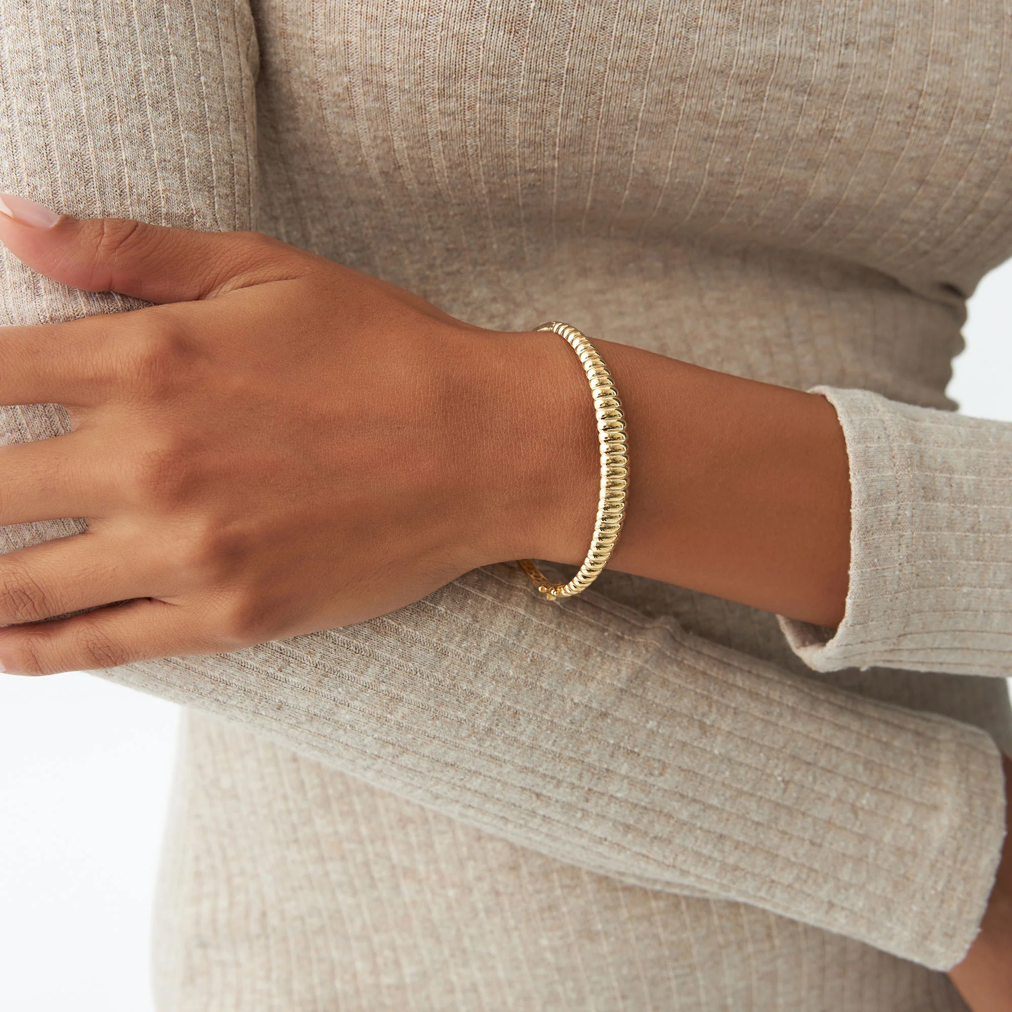14k Chunky Ribbed Gold Bangle Bracelet - Image 3