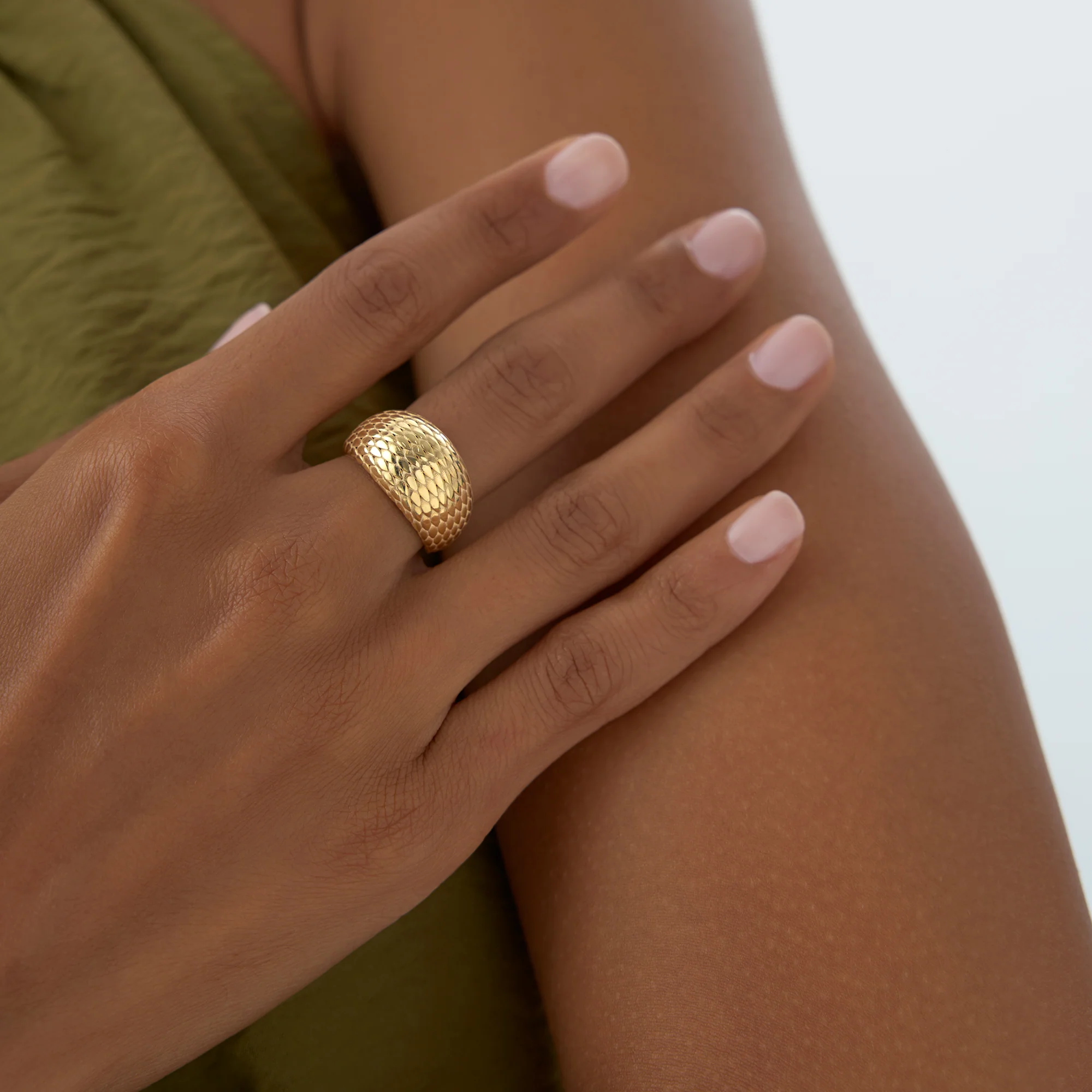 14K Chunky Snake Skin Texture Ring - Image 4