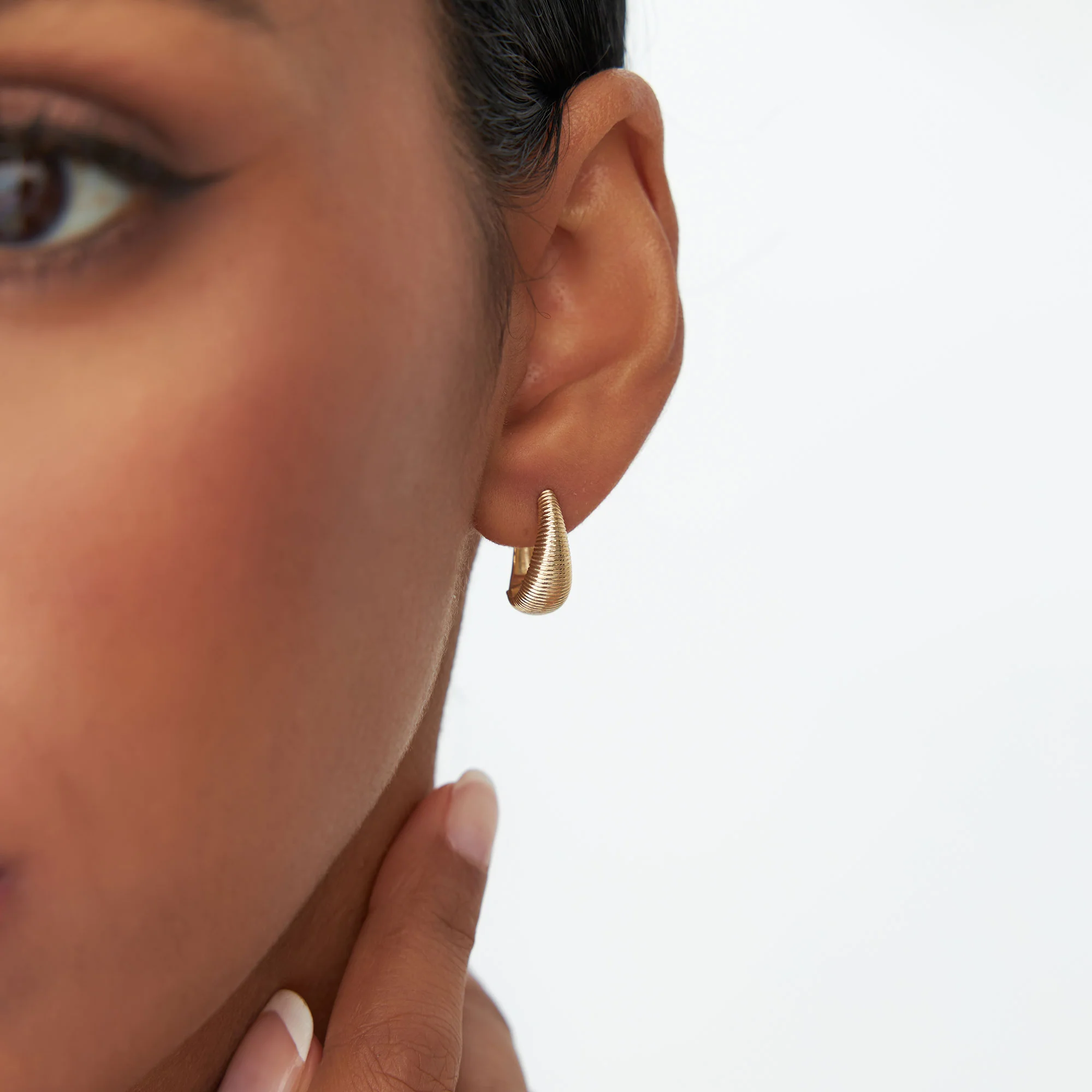 14k Gold Ribbed Teardrop Hoop Earrings - Image 2