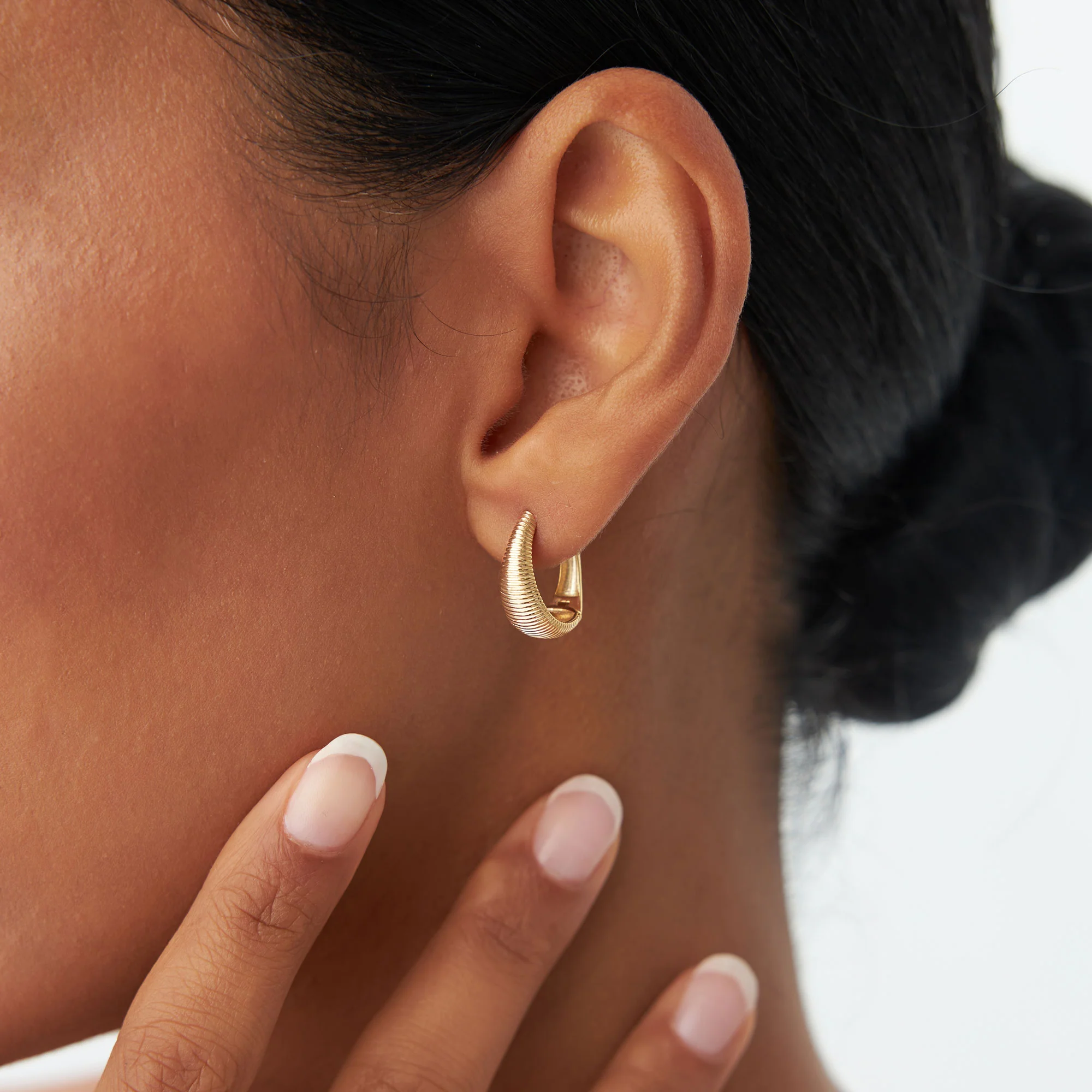 14k Gold Ribbed Teardrop Hoop Earrings - Image 3
