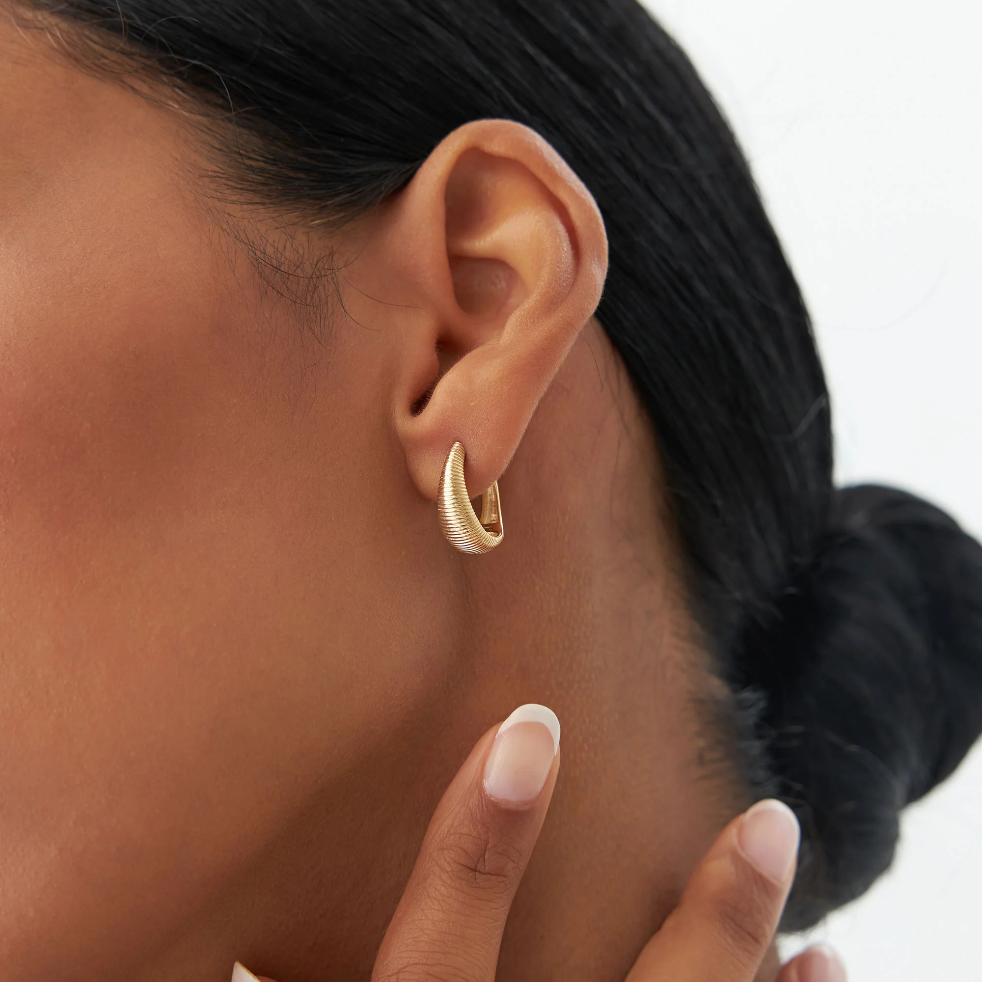 14k Gold Ribbed Teardrop Hoop Earrings - Image 4