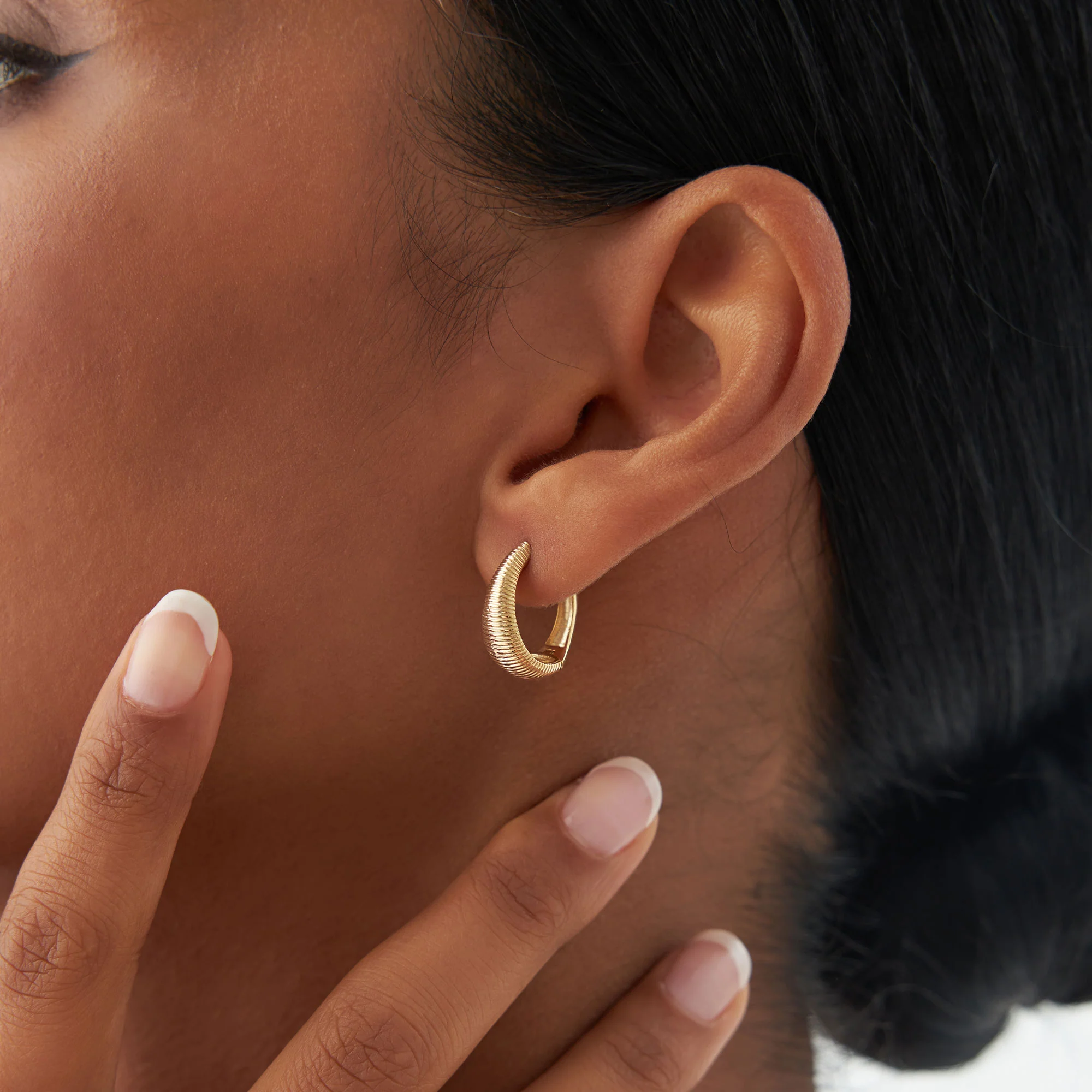 14k Gold Ribbed Teardrop Hoop Earrings - Image 5
