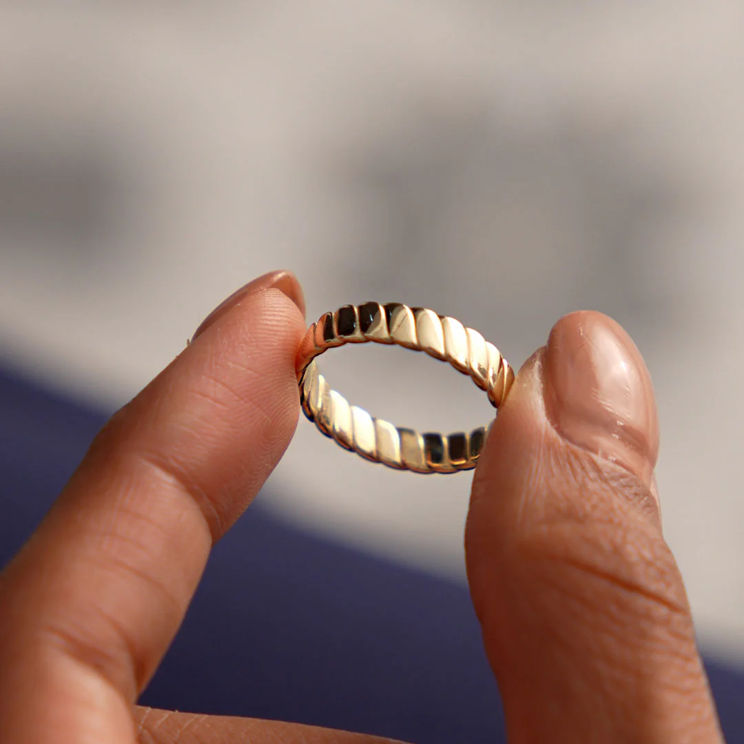 14K Gold Twisted Bold Band Ring - Image 2