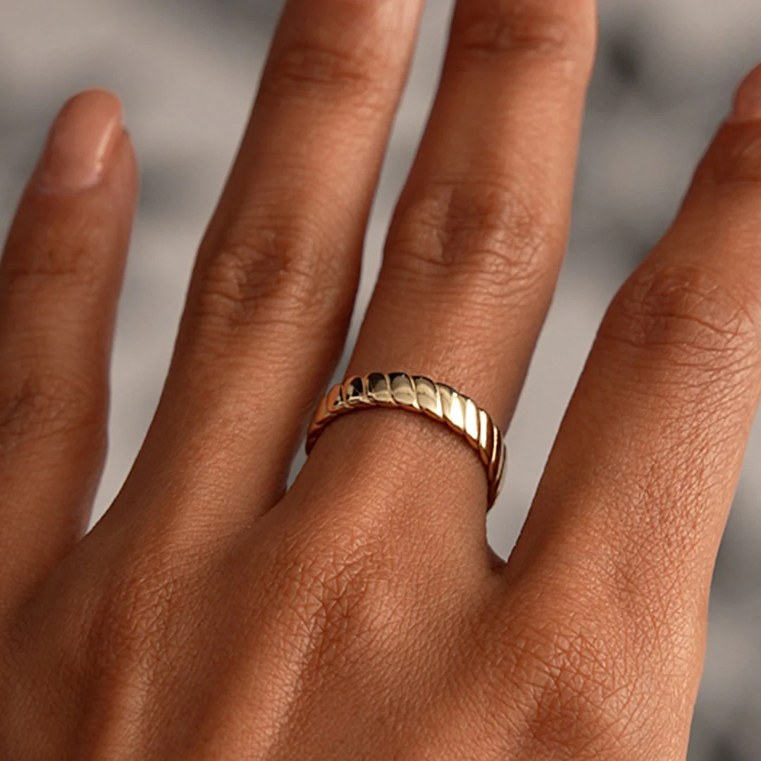 14K Gold Twisted Bold Band Ring - Image 3