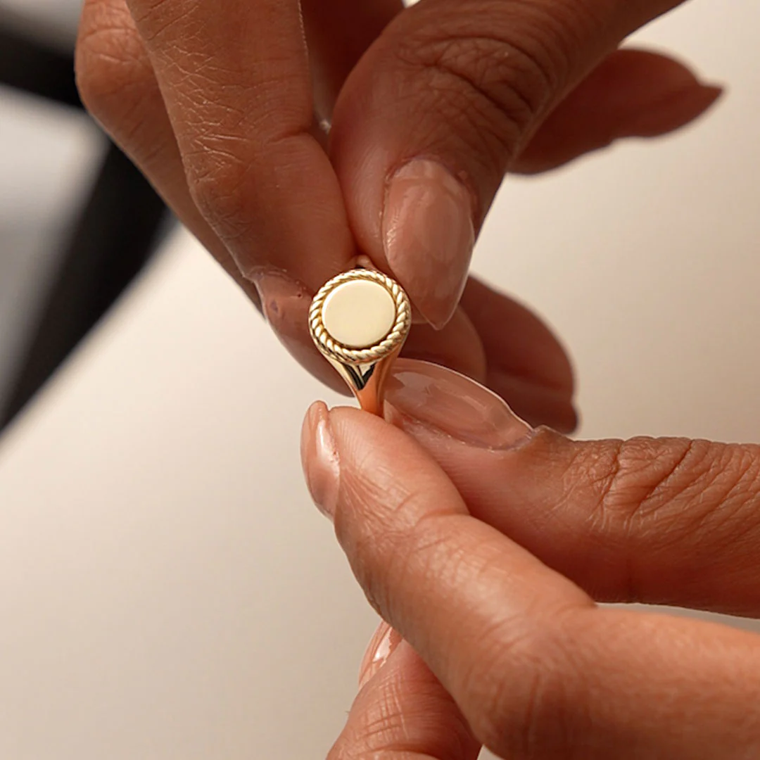 14K Rope Border Oval Signet Ring - Image 4